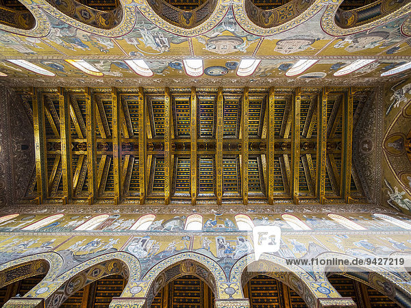 Holzdeckenverzierung im Hauptschiff der Kathedrale von Monreale oder die Kathedrale Santa Maria Nuova  Monreale  Sizilien  Italien