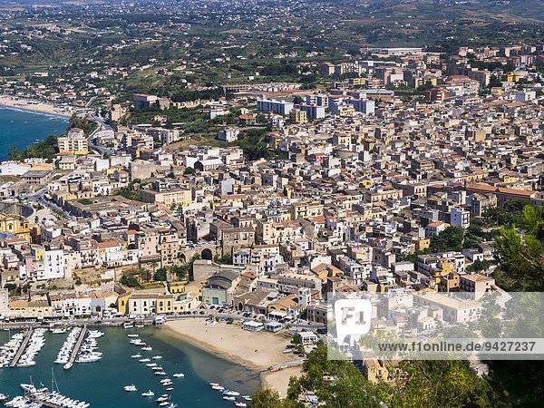 Blick auf Castellammare del Golfo  mit arabisch-normannischem Castell  Provinz Trapani  Sizilien  Italien