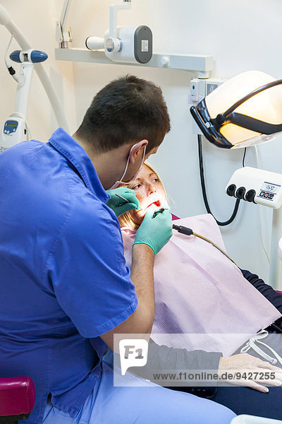 Eine Kundin wird in einer Zahnarztpraxis zur preiswerten Behandlung für Zahnersatz professionell behandelt  Novi Beograd  Belgrad  Serbien