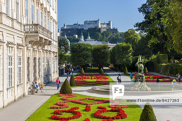 Schloss Mirabell und Mirabellgarten mit Pegasusbrunnen  hinten Festung Hohensalzburg  Stadt Salzburg  Österreich
