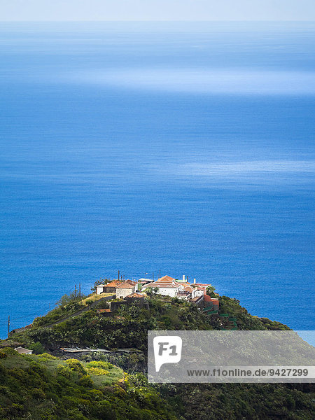 Steilküste mit Häusern auf der Klippe bei Lomo Machin  Costa de Franceses  La Palma  Kanarische Inseln  Spanien