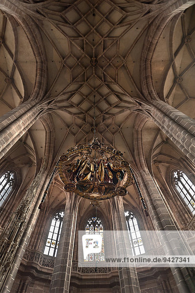 Der Engelsgruß vom Bildhauer Veit Stoß  unter dem Gewölbe der Sankt Lorenzkirche  Nürnberg  Mittelfranken  Bayern  Deutschland
