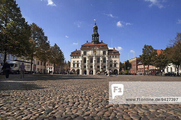 Marktplatz mit barockem Rathaus  entstand 1704  Lüneburg  Niedersachsen  Deutschland