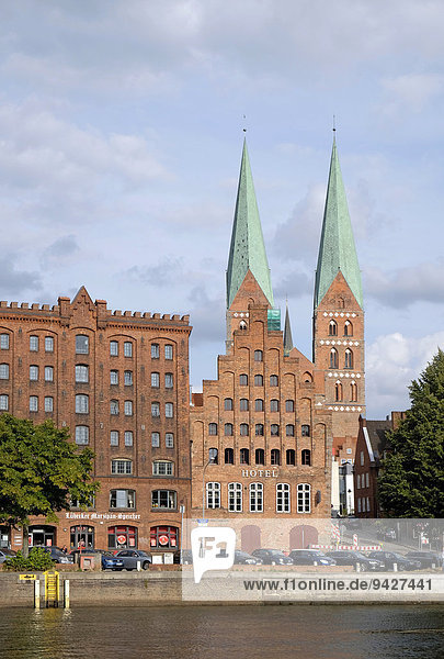Altstadt mit dem Marzipan-Speicher an der Untertrave  Lübeck  Schleswig-Holstein  Deutschland