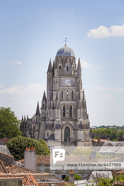 Die Kathedrale Saint-Pierre  über die Dächer gesehen  Saintes  Poitou-Charentes  Frankreich