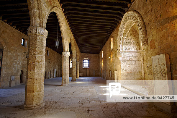 Großer Saal des mittelalterlichen Krankenhauses der Ritter des Johanniterordens  1480 fertiggestellt  beherbergt das Archäologische Museum  UNESCO-Weltkulturerbe  Rhodos  Griechenland