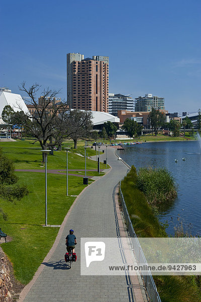 Adelaider Geschäftsviertel mit dem Fluss Torrens  Adelaide  South Australia