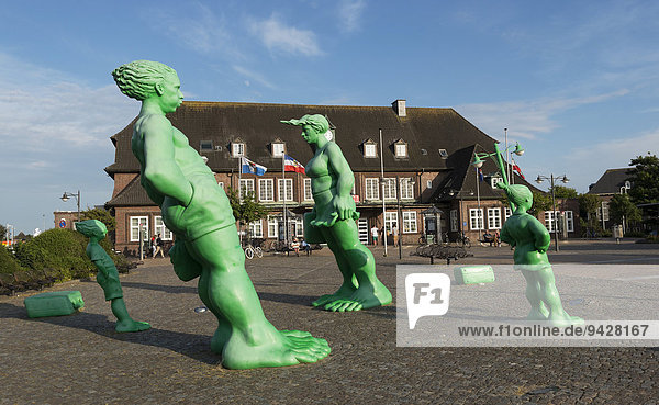 Die Skulpturengruppe Reisende im Wind auf dem Bahnhofsvorplatz von Westerland,  Sylt,  Schleswig-Holstein,  Deutschland