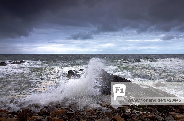 Wellen in McDuff an der Nordsee in Schottland  Großbritannien  Europa