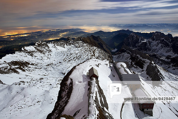 Berggasthaus im Vollmondlicht auf dem Säntis im Alpstein  Ostschweizer Alpen  Schweiz  Europa