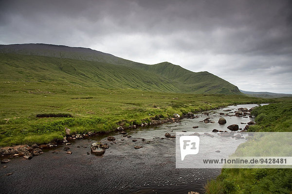 Fluss in den schottischen Highlands  Schottland  Großbritannien  Europa