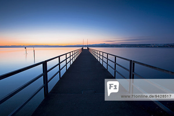 Steg im Morgenlicht am Bodenseeufer bei Konstanz Baden-Württemberg Deutschland Europa