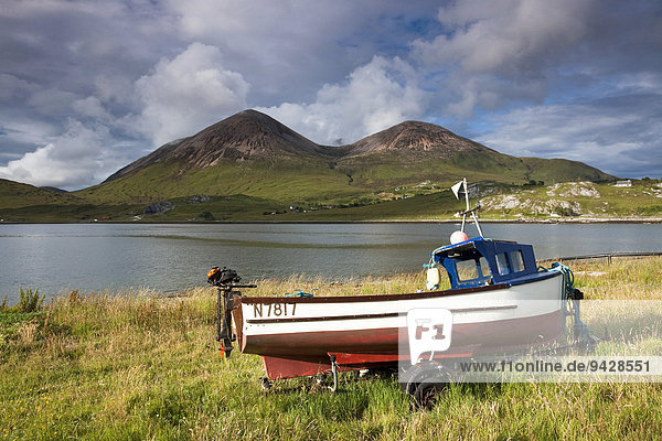 Fischerboot mit Bergen auf der Isle of Skye  Highland Council  Schottland  Großbritannien  Europa