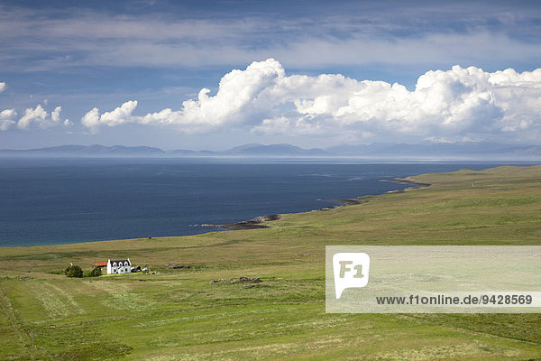 Blick von der Isle of Skye zu den Hebriden  Highland Council  Schottland  Großbritannien  Europa
