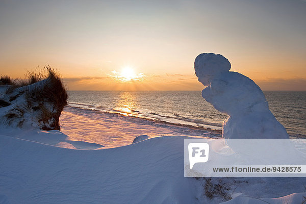 Snowman  sunset  Rotes Kliff  Red Cliff in winter  near Kampen on the island of Sylt  Schleswig-Holstein  Germany  Europe