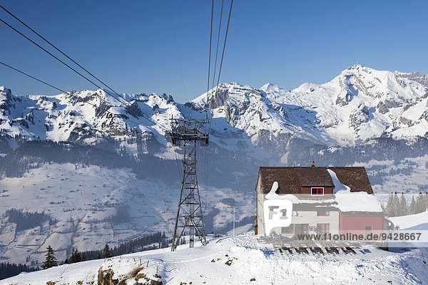 Gondelbahnmast mit Berghütte am Chäserrugg mit Blick zum Alpstein in der Ostschweiz Schweiz Europa