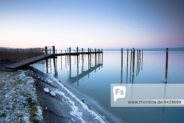 Bootsanleger im Abendlicht am winterlichen Bodensee bei Triboltingen in der Schweiz Europa