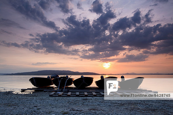 Boote im Abendlicht mit Sonnenuntergang an der Sandseele auf der Insel Reichenau  Baden-Württemberg  Deutschland  Europa