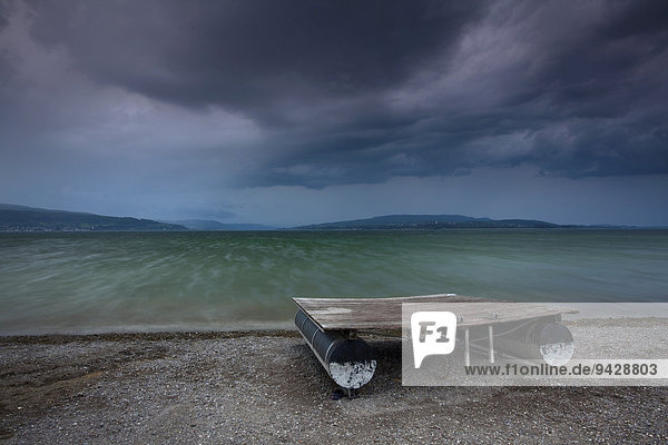 Gewitterstimmung am Bodensee mit Badeinsel und starkem Sturm  Insel Reichenau  Baden-Württemberg  Deutschland  Europa