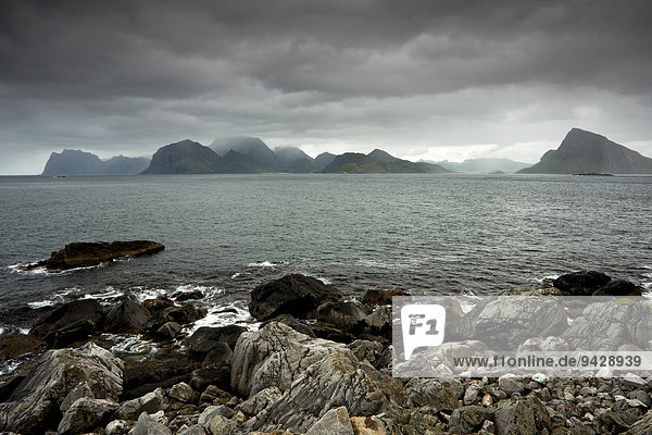 Blick auf die Inselberge der Lofoten  Norwegen  Europa