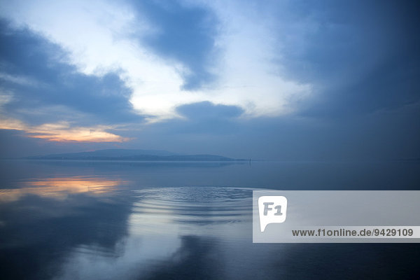 Abendstimmung mit Wellen am Bodensee Baden-Württemberg Deutschland Europa