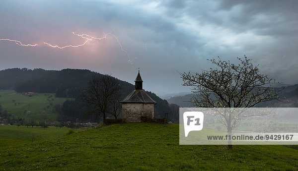 Aprilgewitter mit Kapelle im Kinzigtal bei Fischerbach  Schwarzwald  Baden-Württemberg  Deutschland  Europa