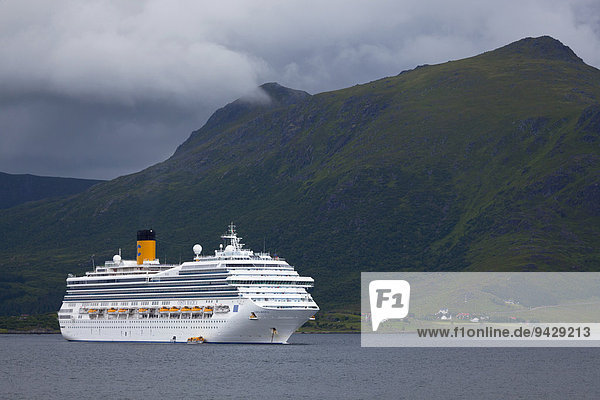 Kreuzfahrtschiff Costa Magica in einer Bucht auf den Lofoten  Norwegen  Europa