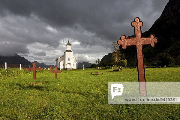 Kirche und Friedhof von Gomsoy  Lofoten  Norwegen  Skandinavien  Europa  ÖffentlicherGrund