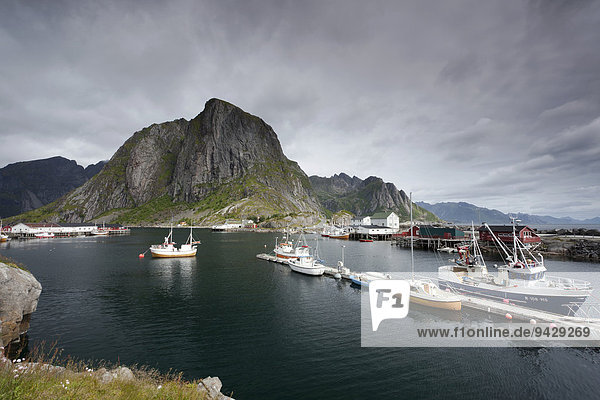 Hafen mit Schiffen in Reine auf den Lofoten  Norwegen  Skandinavien  Europa  ÖffentlicherGrund