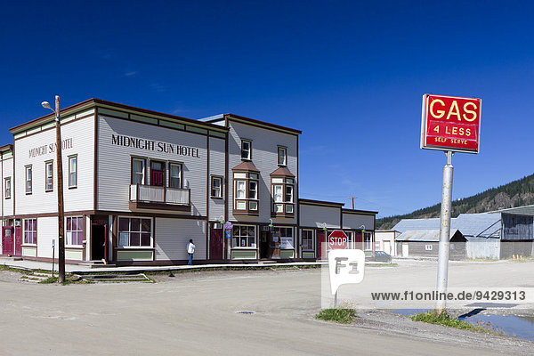 Altes Hotel in einer alten Goldgräberstadt am Yukon River  Dawson City  Kanada  Nordamerika  ÖffentlicherGrund