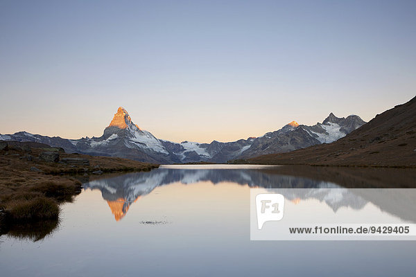Morgenstimmung am Stellisee mit Blick zum Matterhorn  Zermatt  Wallis  Schweizer Alpen  Schweiz  Europa  ÖffentlicherGrund