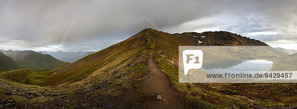 Abendstimmung mit Sonne  Regenbogen und Regen in den Talkeetna Mountains  Alaska  USA