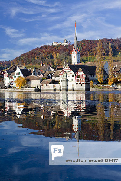Herbst am Rhein mit Schloss und Kirche von Stein am Rhein  Schweiz  Europa  ÖffentlicherGrund