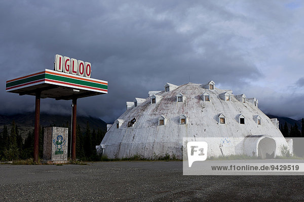 Altes Hotel IGLOO mit alter Tankstelle an einer Straße im Denali Nationalpark Alaska USA