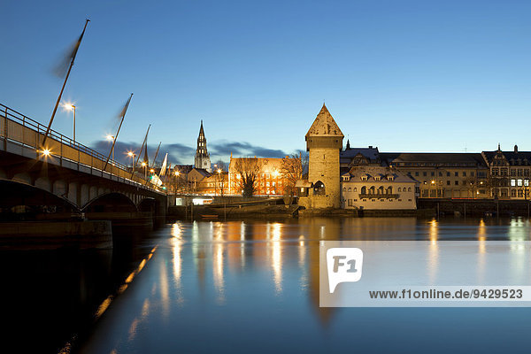 Konstanz zur blauen Stunde mit der alten Rheinbrücke Münster und Rheintorturm am Bodensee Baden-Württemberg Deutschland Europa