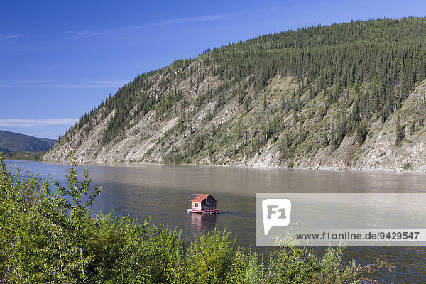 Hausboot auf dem Yukon River bei Dawson City  Kanada  Nordamerika