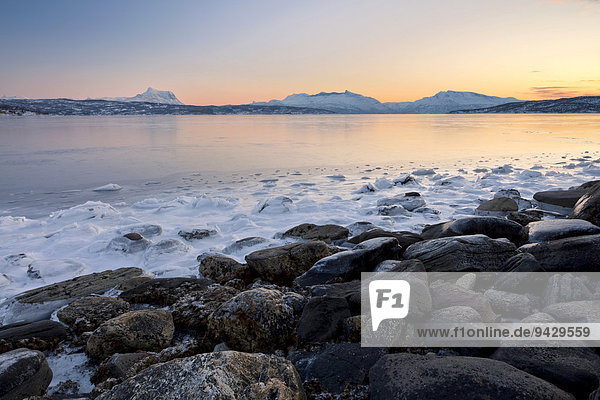 Abendstimmung an vereistem Ufer bei Narvik in Norwegen  Europa  ÖffentlicherGrund