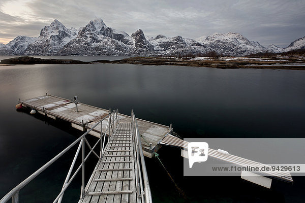 Bootssteg an einem Winterabend  Digermulen  Lofoten  Norwegen  Europa  ÖffentlicherGrund