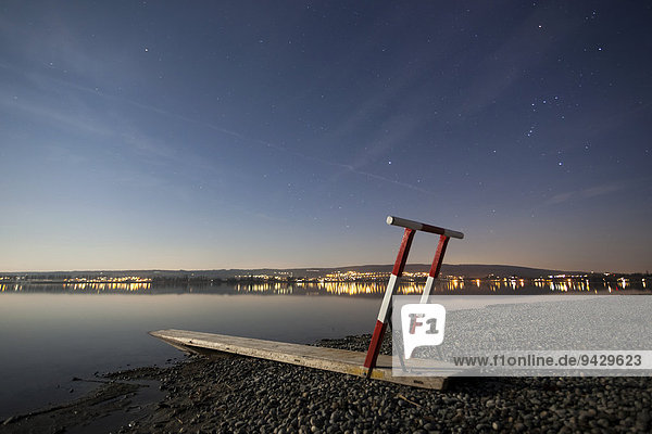 Eisrettungsgerät am Ufer vom Bodensee im Mondlicht  bei Hegne  Baden-Württemberg  Deutschland  Europa  ÖffentlicherGrund
