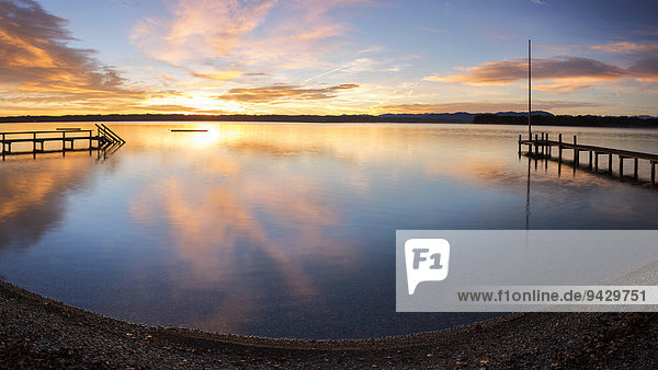 Holzstege Morgenstimmung am Starnberger See Bayern Deutschland Europa ÖffentlicherGrund