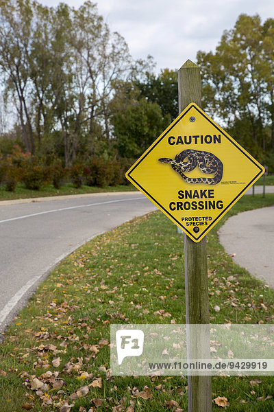 Warnschild Schlangen queren die Straße Sterling State Park Monroe Michigan USA