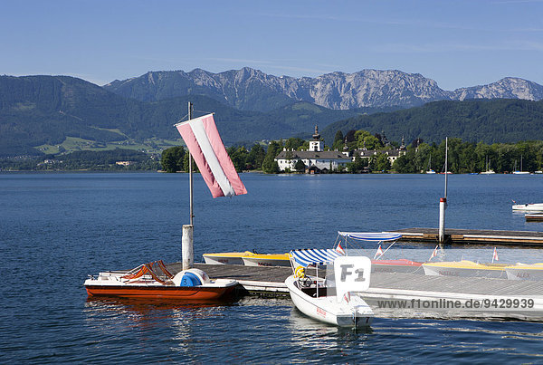Boote am Steg,  hinten Schloss Ort,  Traunsee,  Gmunden,  Salzkammergut,  Oberösterreich,  Österreich