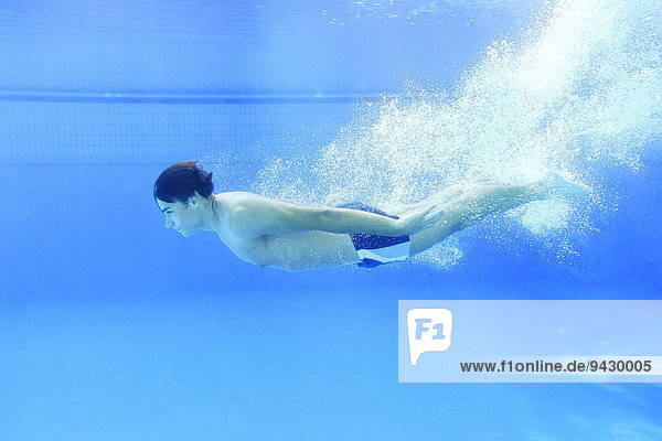 Mann schwimmt unter Wasser Franken Bayern Deutschland Europa
