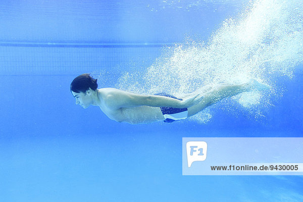 Mann schwimmt unter Wasser  Franken  Bayern  Deutschland  Europa