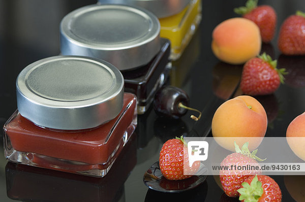 Drei Sorten Marmelade  Kirsch  Erdbeeer und Aprikose