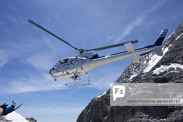 Hubschrauber und Fallschirmspringer  Alleghe  Dolomiten  Italien  Europa