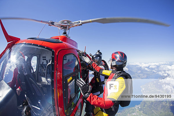 Fallschirmspringer am Hubschrauber  Interlaken  Kanton Bern  Schweiz  Europa
