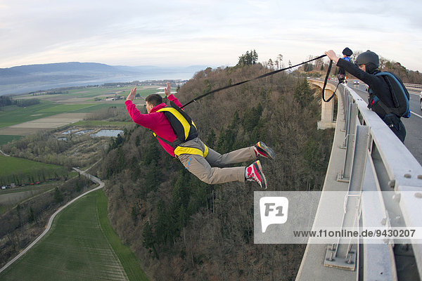 Zwei Fallschirmspringer  Yverdon-les-Bains  Kanton Waadt  Schweiz  Europa