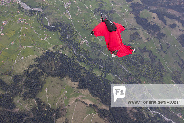 Fallschirmspringer  Reichenbach  Kanton Bern  Schweiz  Europa