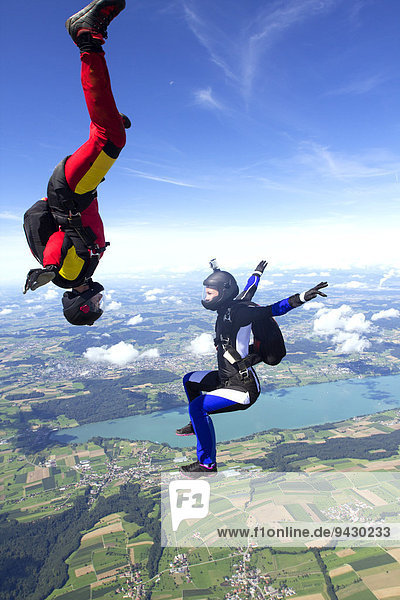 Zwei Fallschirmspringerinnen,  Buttwil,  Kanton Aargau,  Schweiz,  Europa